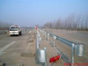 供应波形护栏 波形防撞护栏 专业安全防护设施厂家 安平越琪